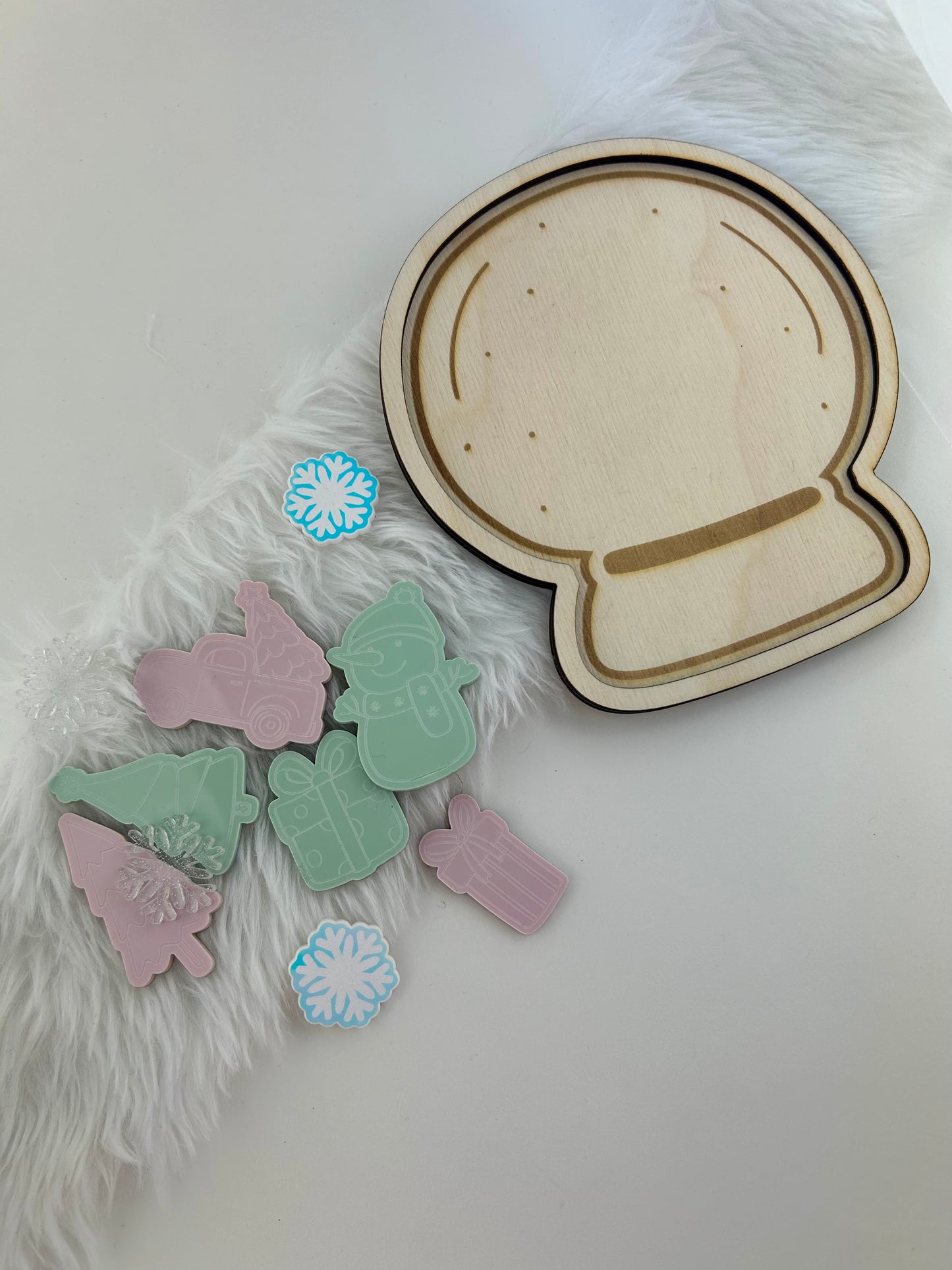 Snow globe tray and loose parts