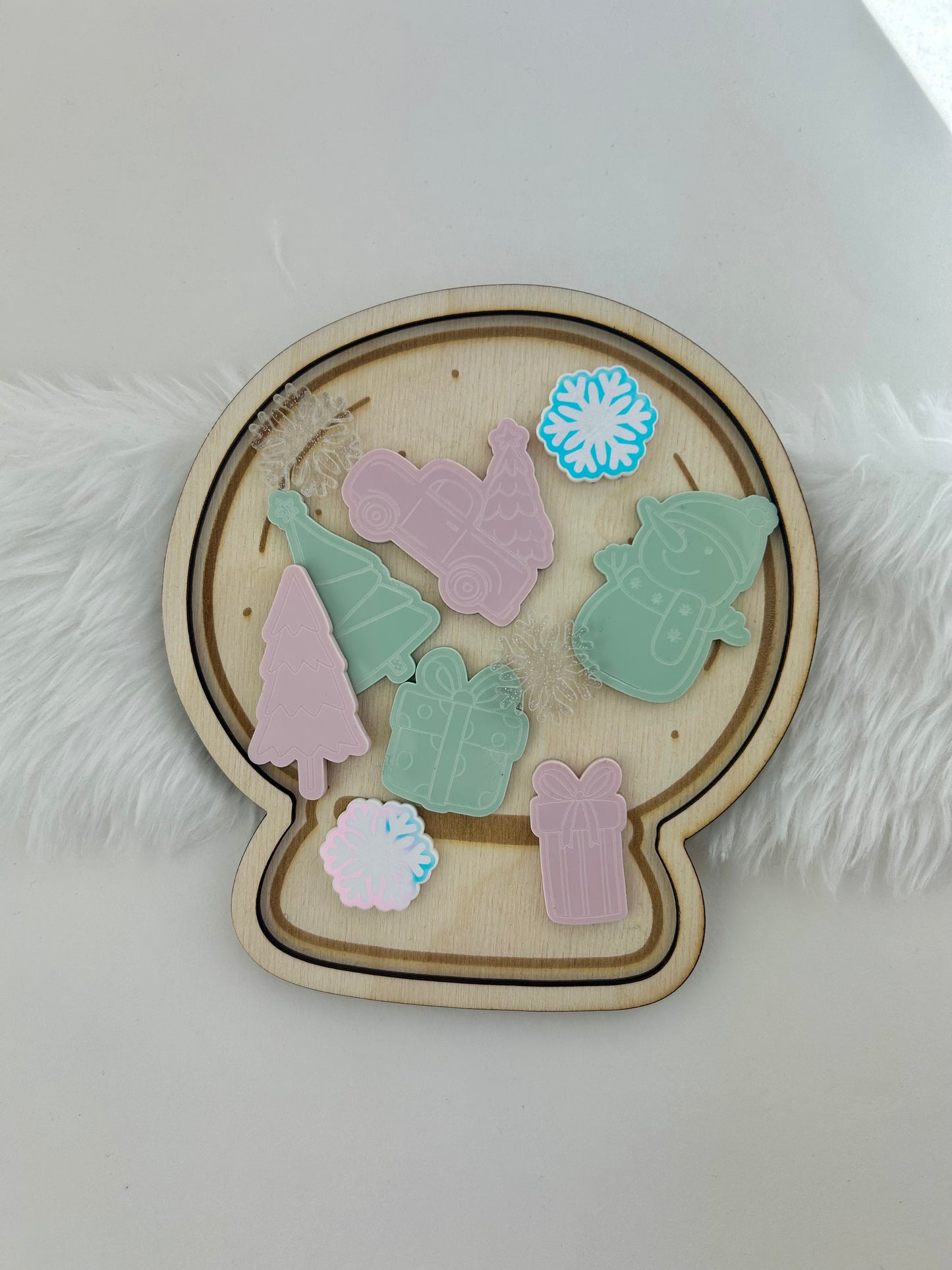 Snow globe tray and loose parts