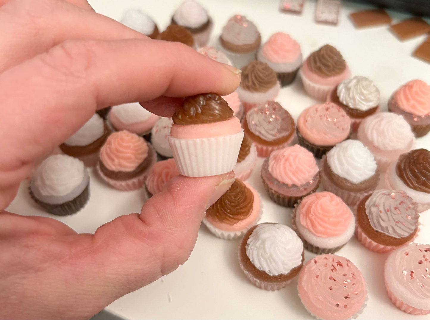 5 x Valentines mini resin cupcakes