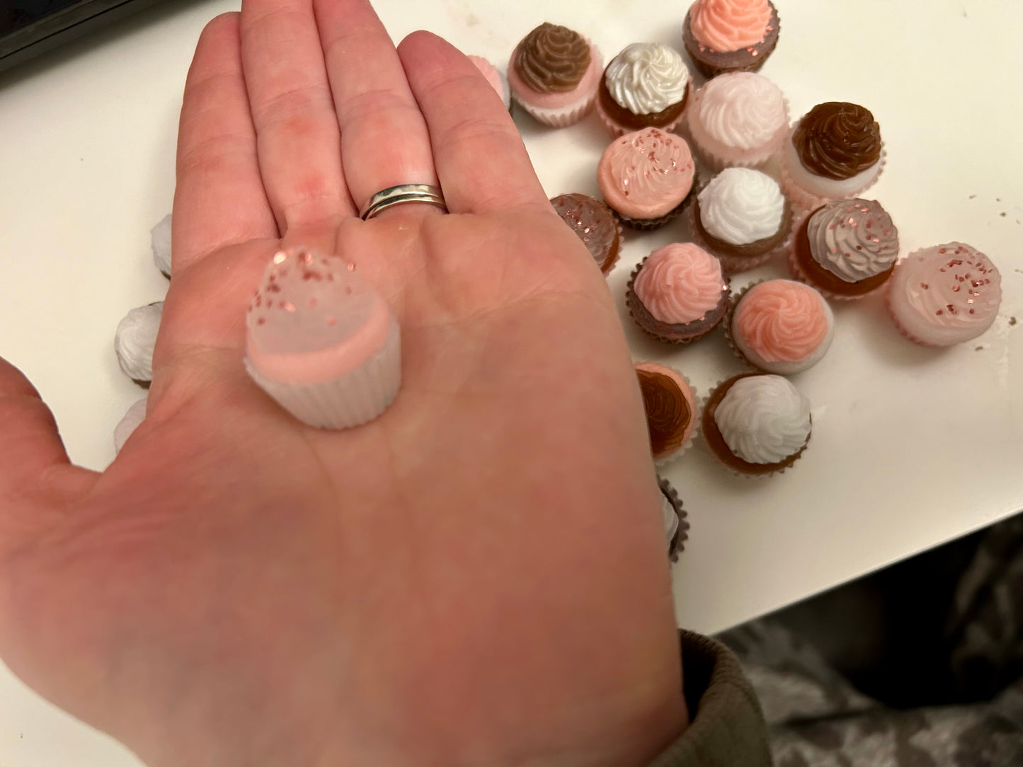 5 x Valentines mini resin cupcakes